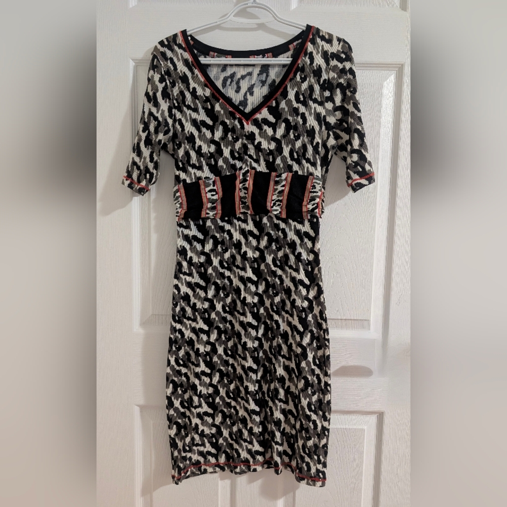 ORWELL Cotton Animal Print V-Neck Dress Grey Black Red Trim Size 8 Medium Luxury
